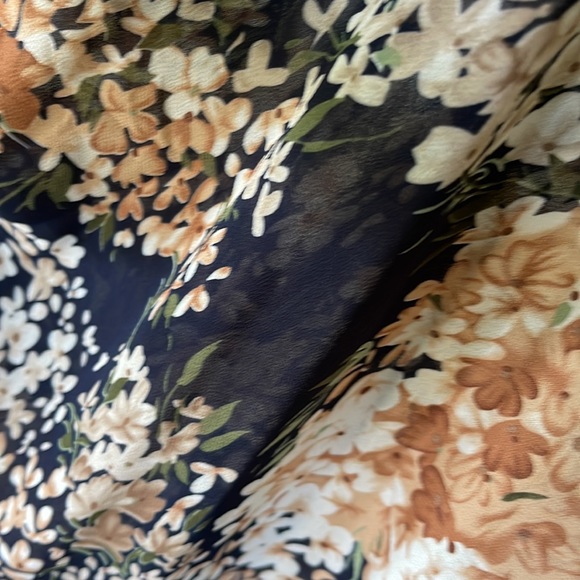 Beautiful Umgee Navy floral top. Large NWOT - Picture 6 of 12